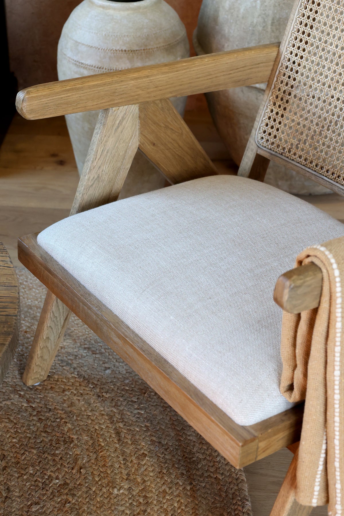 Loungestol med tygsits och flätad rygg – 65 cm
