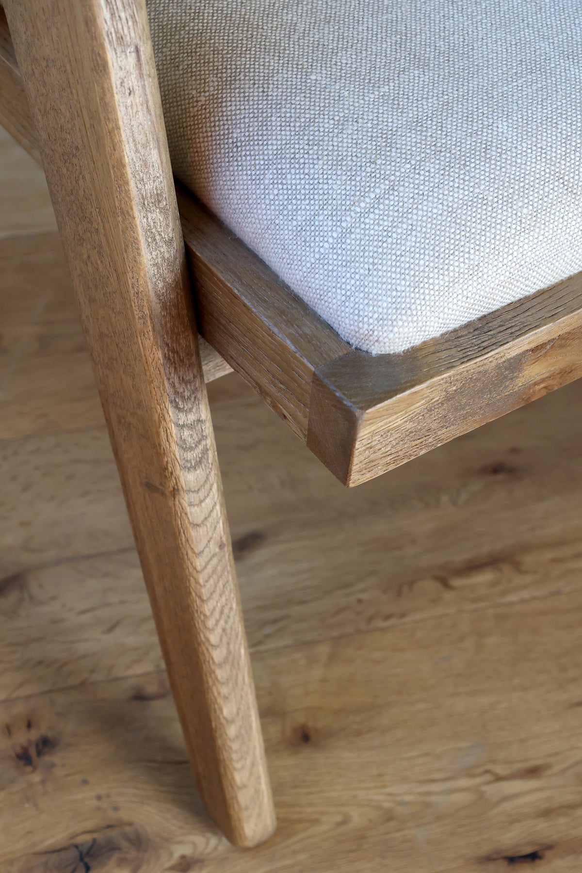 Loungestol med tygsits och flätad rygg – 65 cm