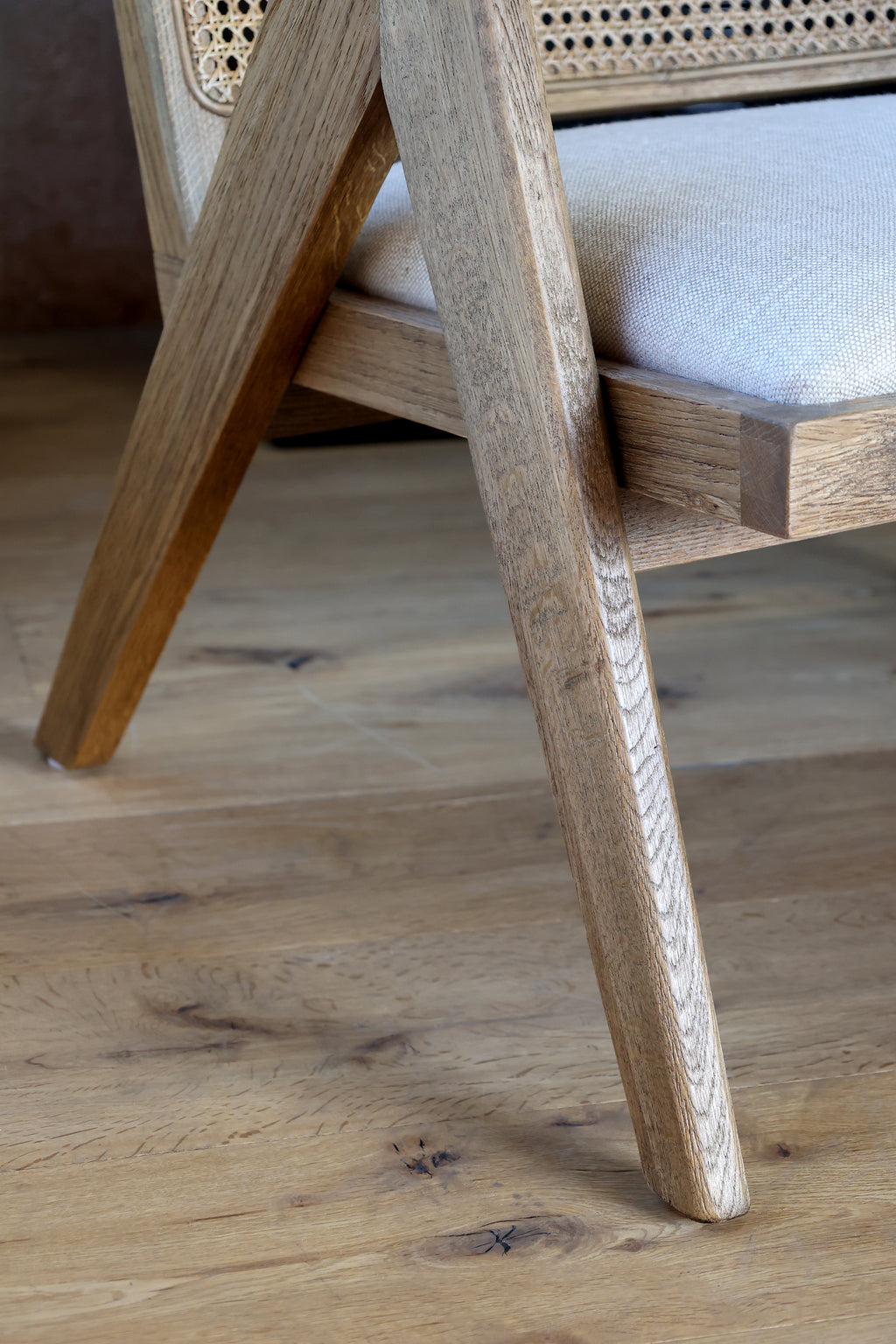 Loungestol med tygsits och flätad rygg – 65 cm