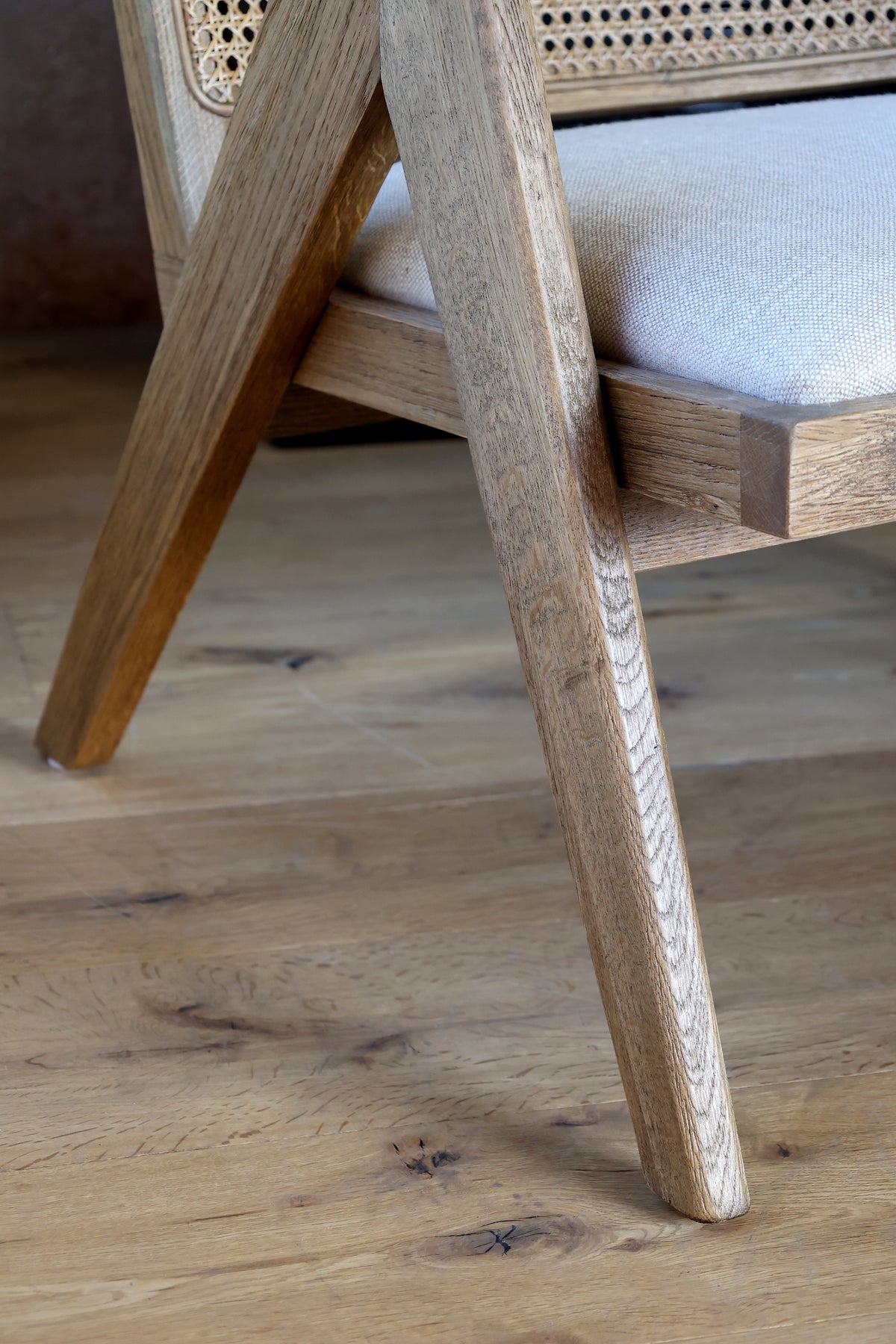 Loungestol med tygsits och flätad rygg – 65 cm