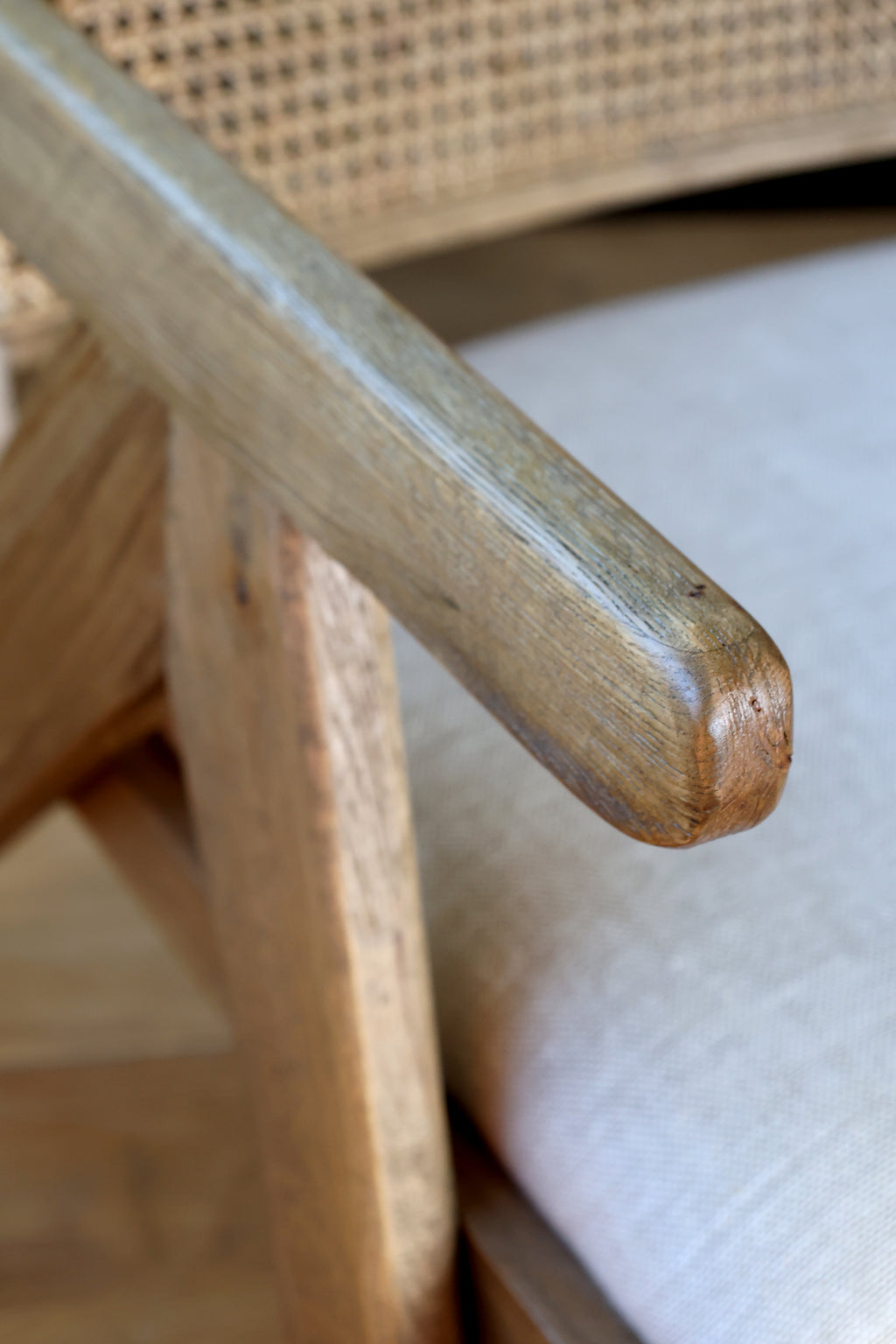 Loungestol med tygsits och flätad rygg – 65 cm