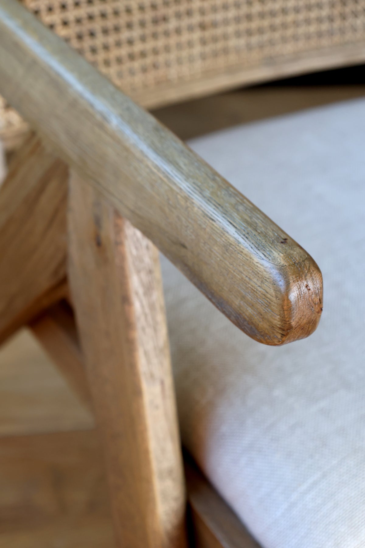 Loungestol med tygsits och flätad rygg – 65 cm