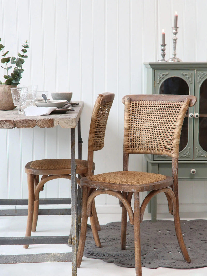 Fransk matstol i lantlig tidlös design, set om 2