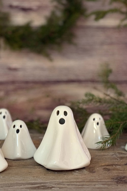 Vita porslinsspöken som höst- och halloween dekoration